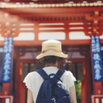 神社の前の女性