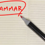grammarという文字とペン