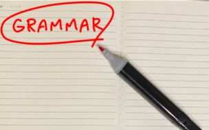 grammarという文字とペン