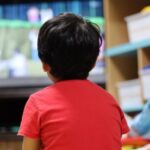 テレビを見る子供
