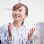 男性と会話をする女性